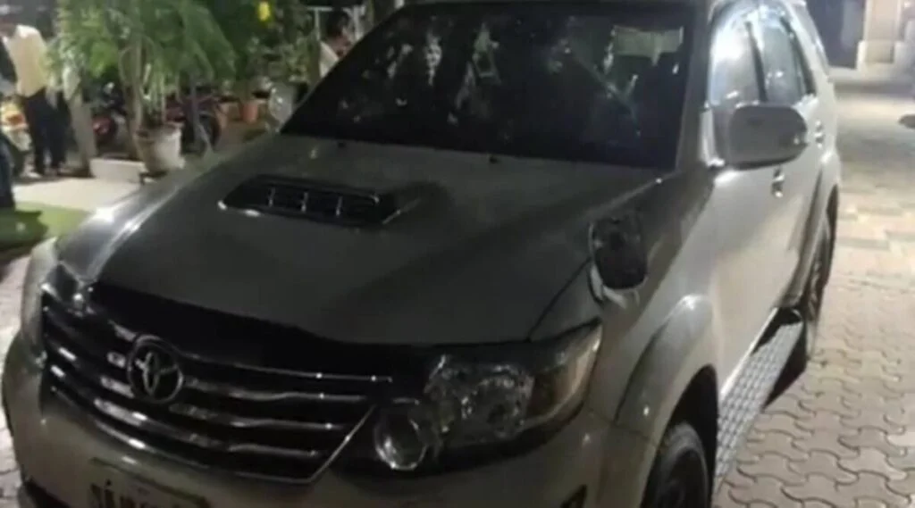 एकनाथ खडसे की बेटी की कार पर रात के अंधेरे में पथराव, रॉड से भी हमला किया