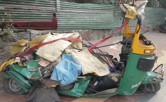 दिल्‍ली: ऑटो पर गिरा 35 टन का कंटेनर, चार लोगों की दर्दनाक मौत  