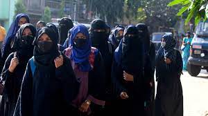 राज्य में हिजाब (Hijab) को लेकर हो रहे बवाल पर कर्नाटक हाई कोर्ट (Karnataka High Court) ने बड़ी बात कही है. अदालत ने सड़कों पर प्रदर्शन कर रहे सभी स्टूडेंट्स के लिए नसीहत जारी की है.
