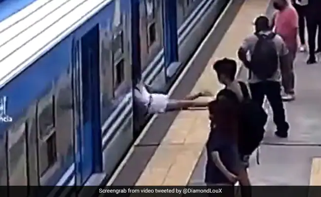 रेलवे ट्रैक पर अचानक behosh होकर गिरी महिला