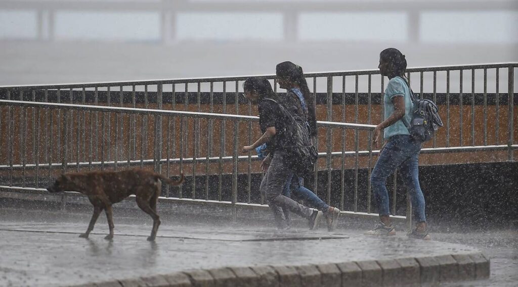 mumbai के अलावा, ठाणे, रायगढ़, पालघर, रत्नागिरी और अलग-अलग जगहों पर तेज बारिश की भविष्यवाणी की गई है।