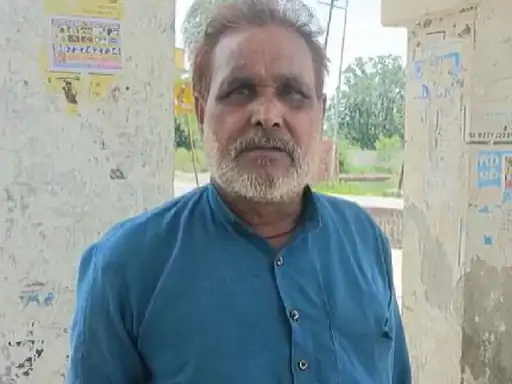बिजनौर में बुजुर्ग ने सड़क पर की Namaz