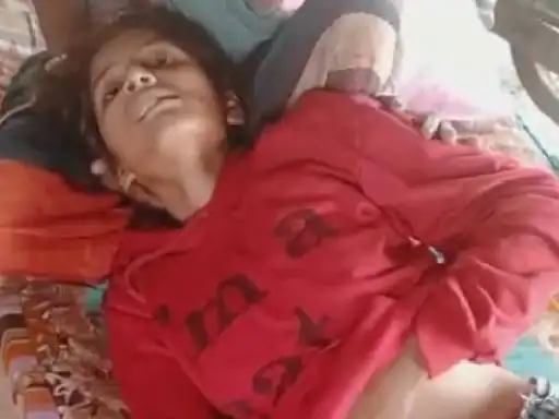Khandwa मंदिर के सामने से गुजरने पर 15 साल की लड़की को बुरी तरह पीटा गया। मारपीट से लड़की की पसली में चोट आई है।
