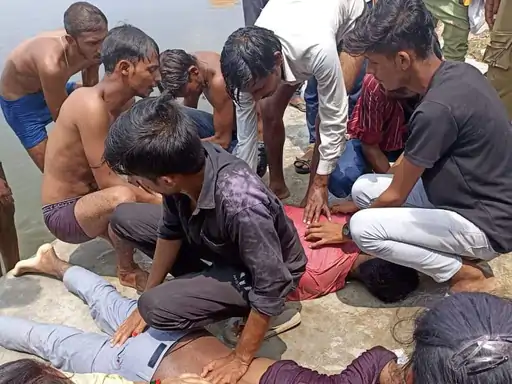 अलीगढ़ में मूर्ति visarjan में डूबे 3 युवक : गोताखोरों ने 2 को बचाया, 1 की तलाश जारी
