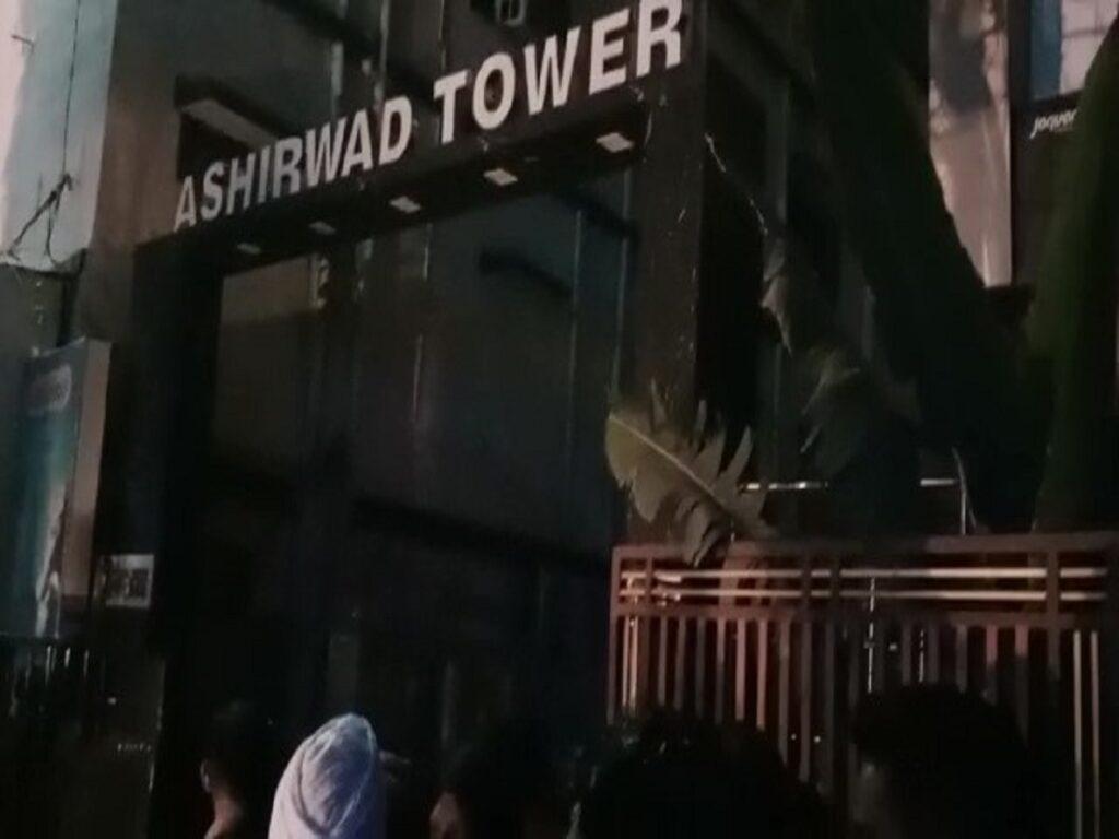 dhanbad news, jhakhand news, dhanbad k ashirwad tower me aag, धनबाद न्यूज, धनबाद के आशीर्वाद टावर में आग, धनबाद लोकल न्यूज

