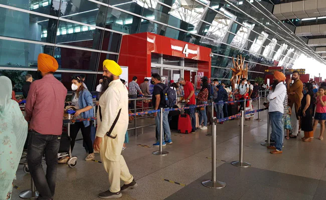 Delhi airport,Passenger urinated in open,police arrested,दिल्ली एयरपोर्ट,यात्री,पेशाब,पुलिस,urinated at Delhi airport
